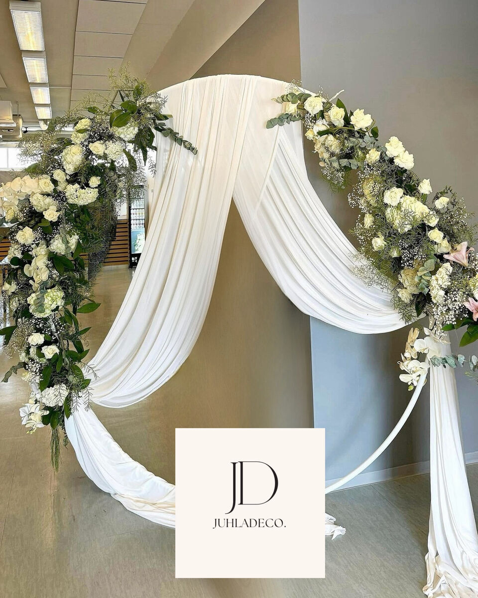 Juhladeco juhlakaari valkoisilla kukilla