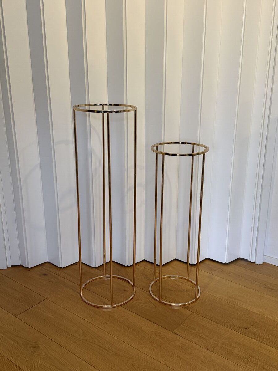 Kultaiset kukkajalustat