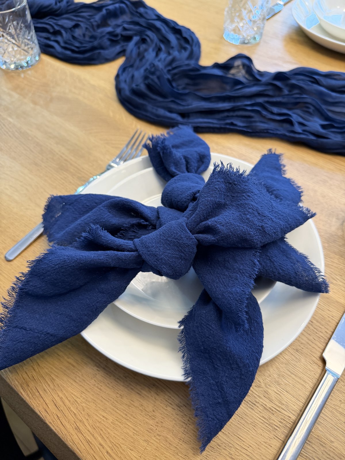 Tummansininen kangasservetti