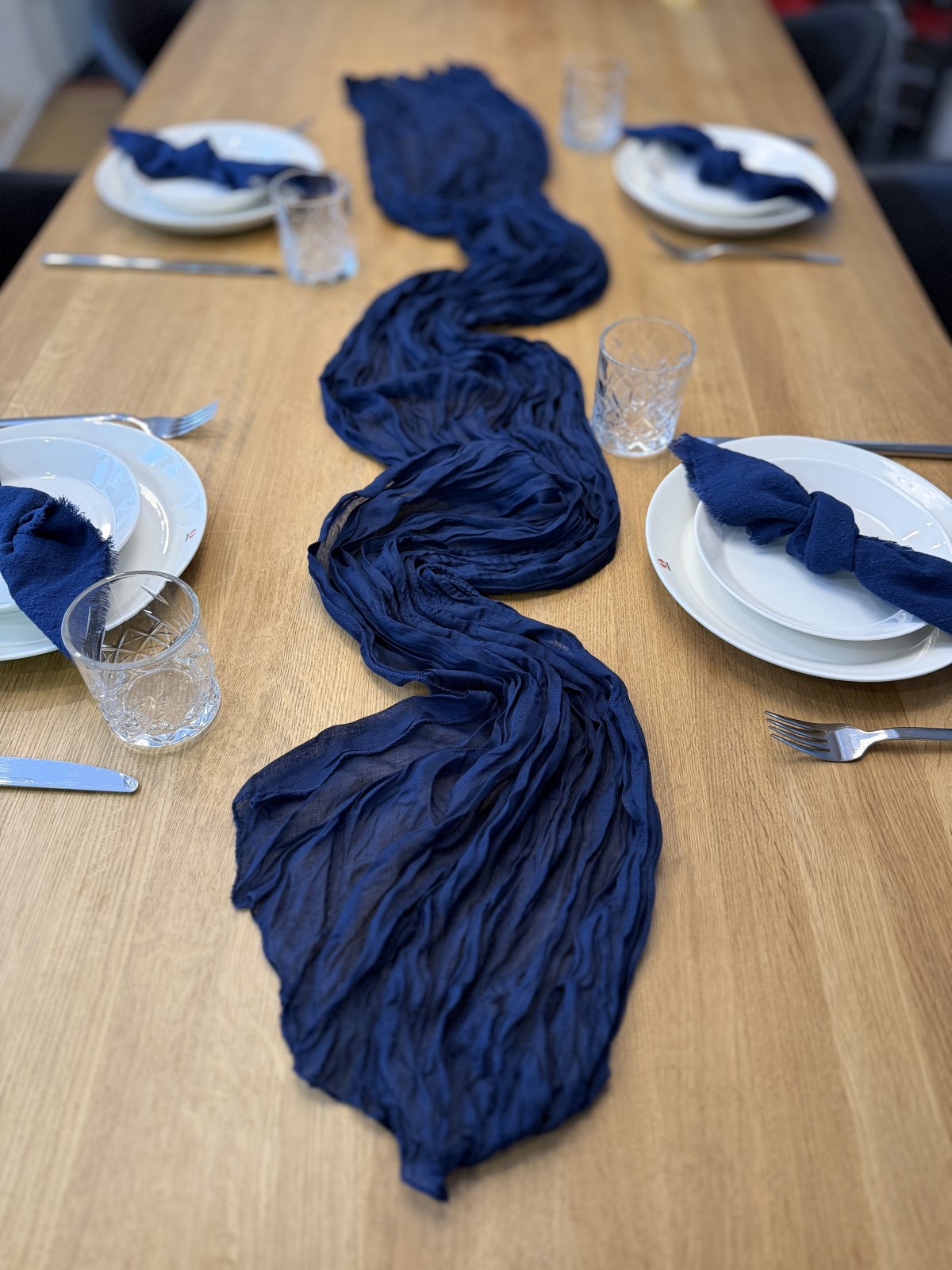 Tummansininen kaitaliina