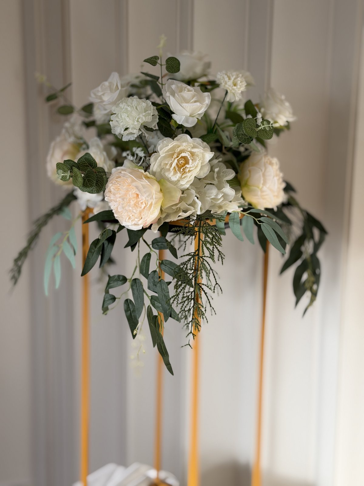 Valkea kukka-asetelma 2