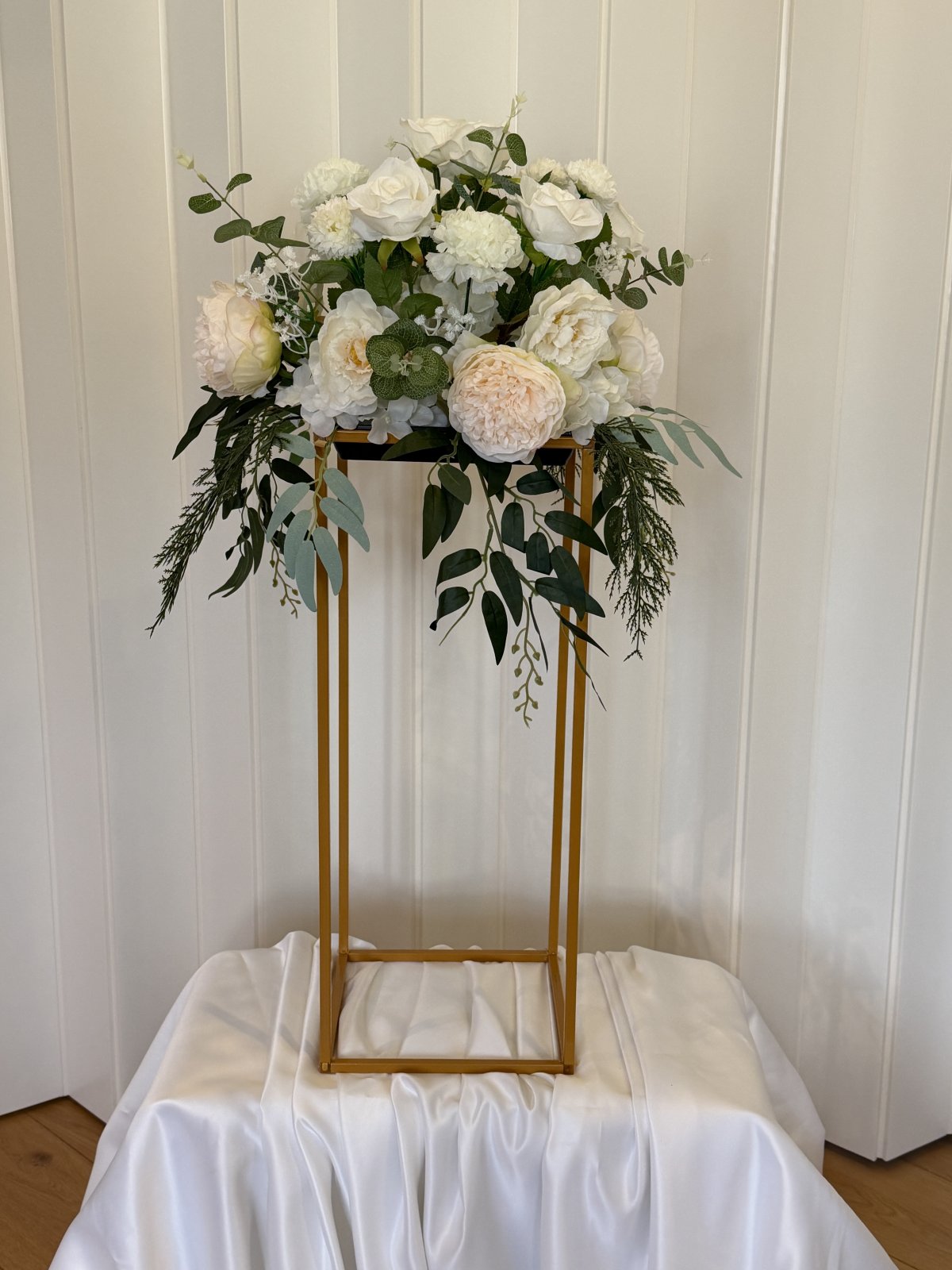 Valkea kukka-asetelma