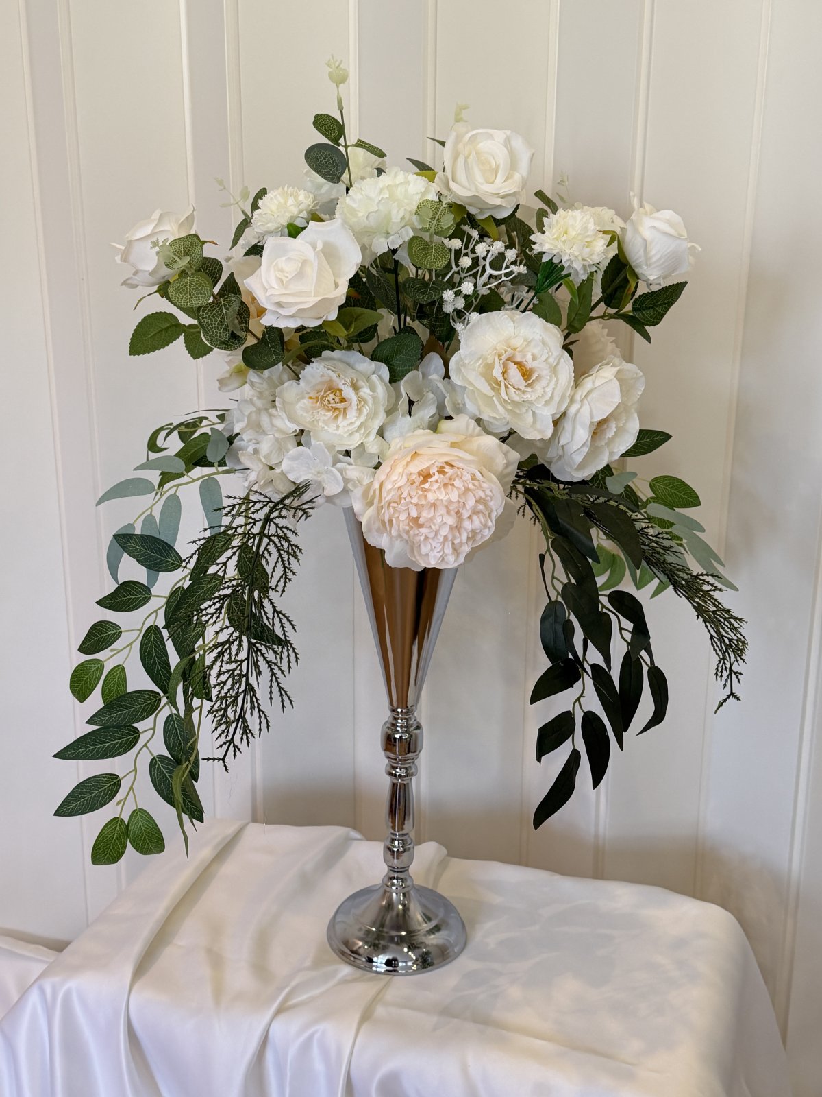 Valkea kukka-asetelma 3