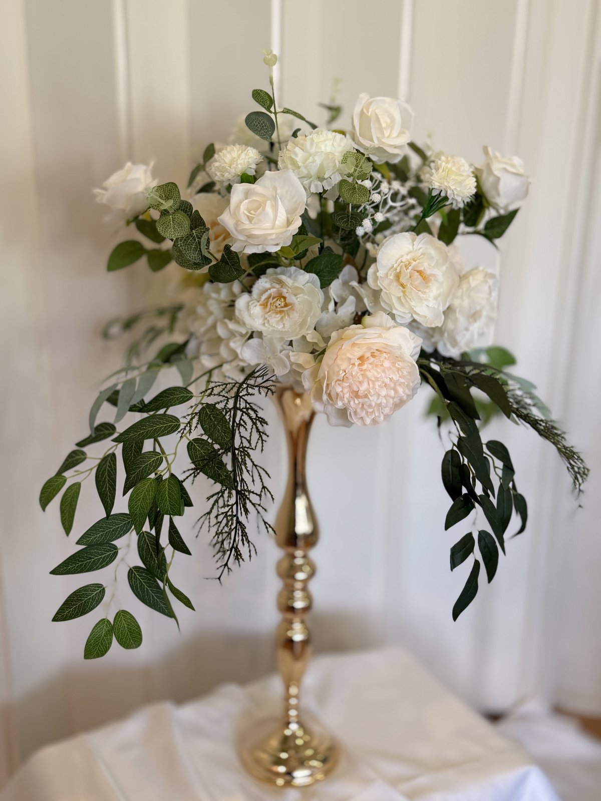 Valkea kukka-asetelma 4