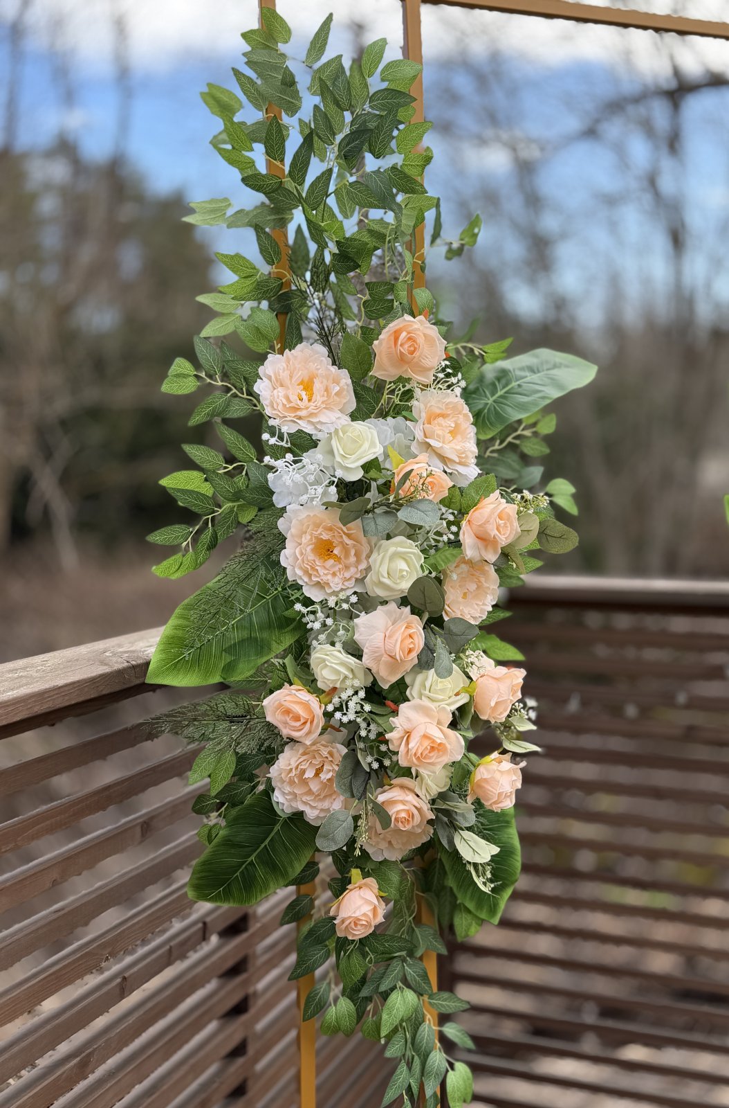 Shampanjan sävyinen kukka-asetelma