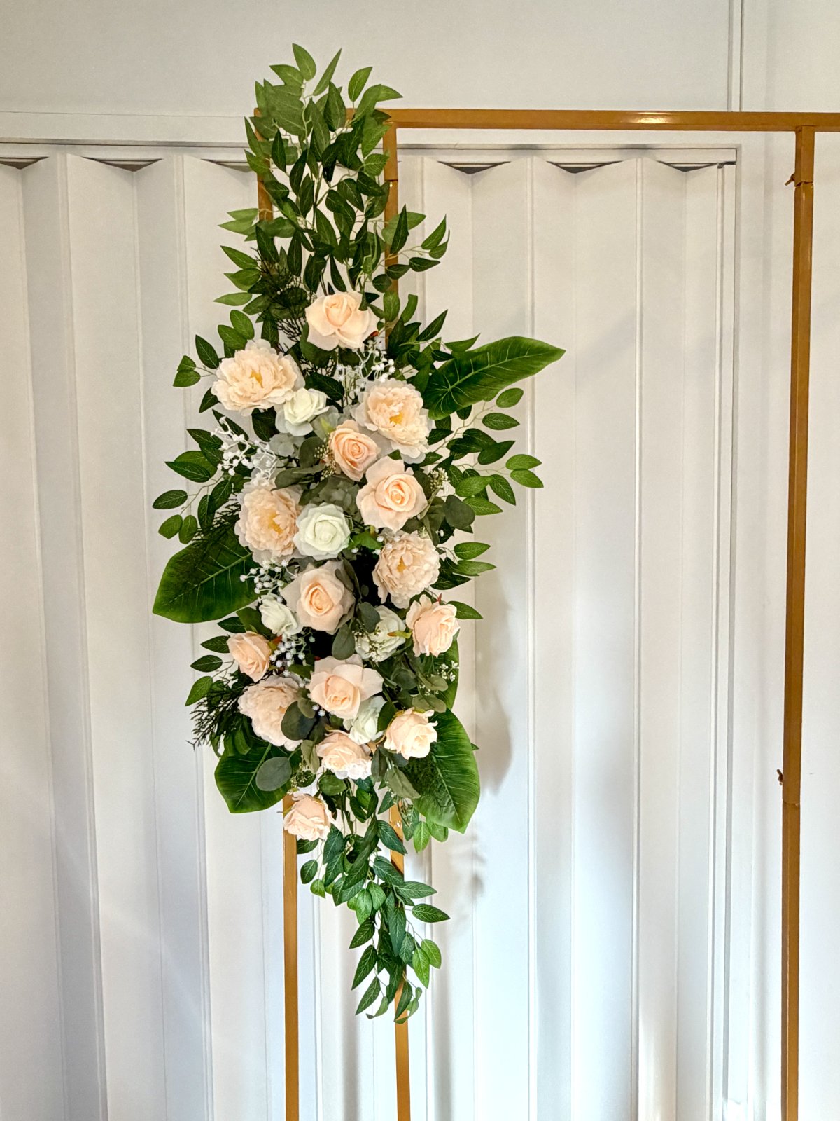 Shampanjan sävyinen kukka-asetelma 2