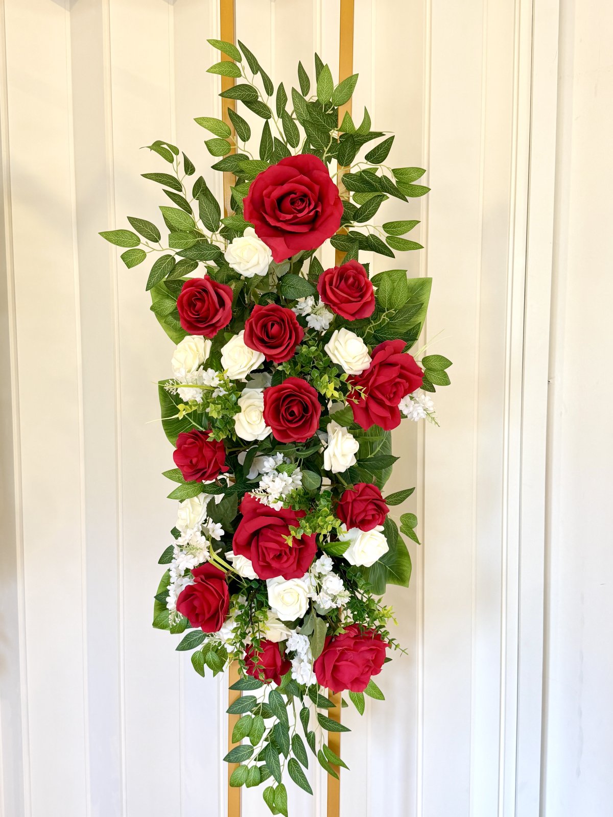 Punainen kukka-asetelma