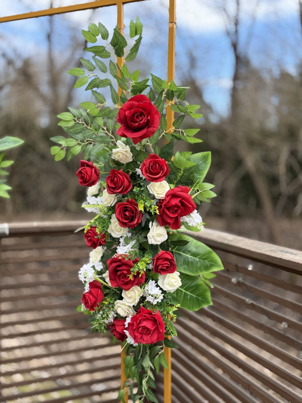 Punainen kukka-asetelma 3