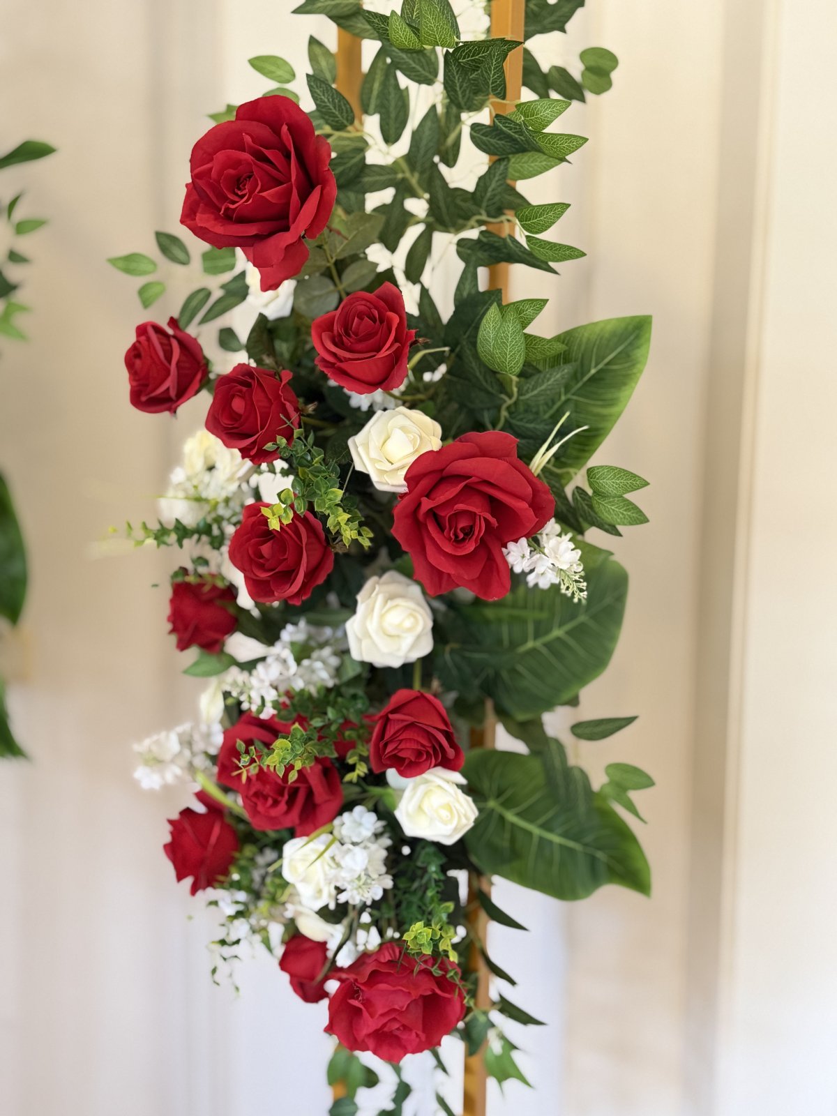 Punainen kukka-asetelma 2