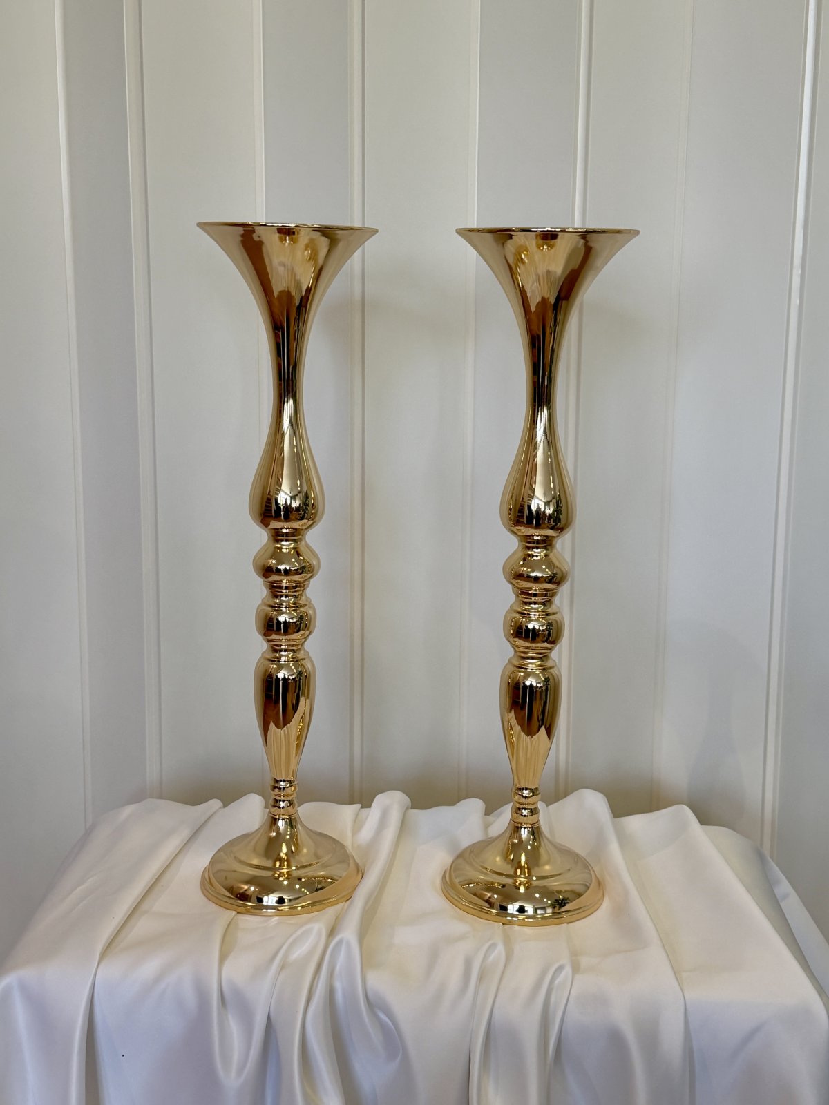 Kultainen maljakko jalalla