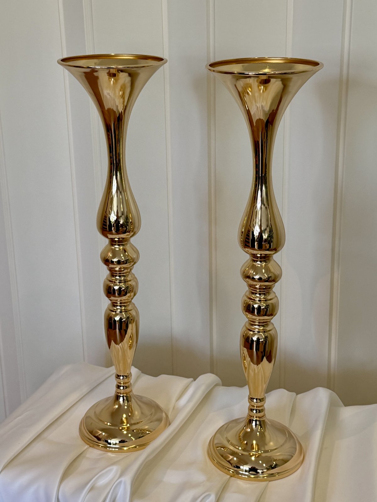 Kultainen maljakko jalalla 2