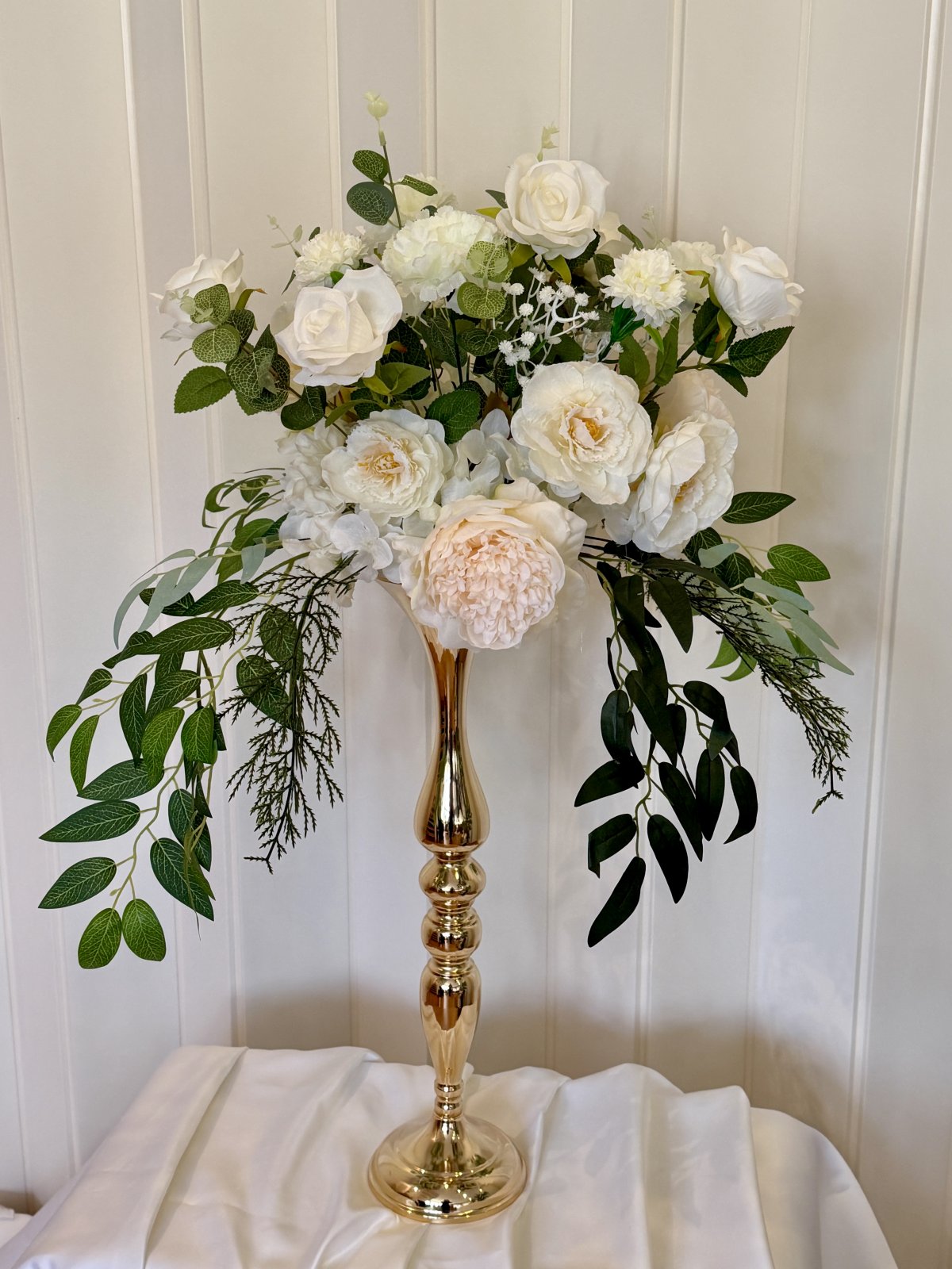 Kultainen maljakko jalalla 3