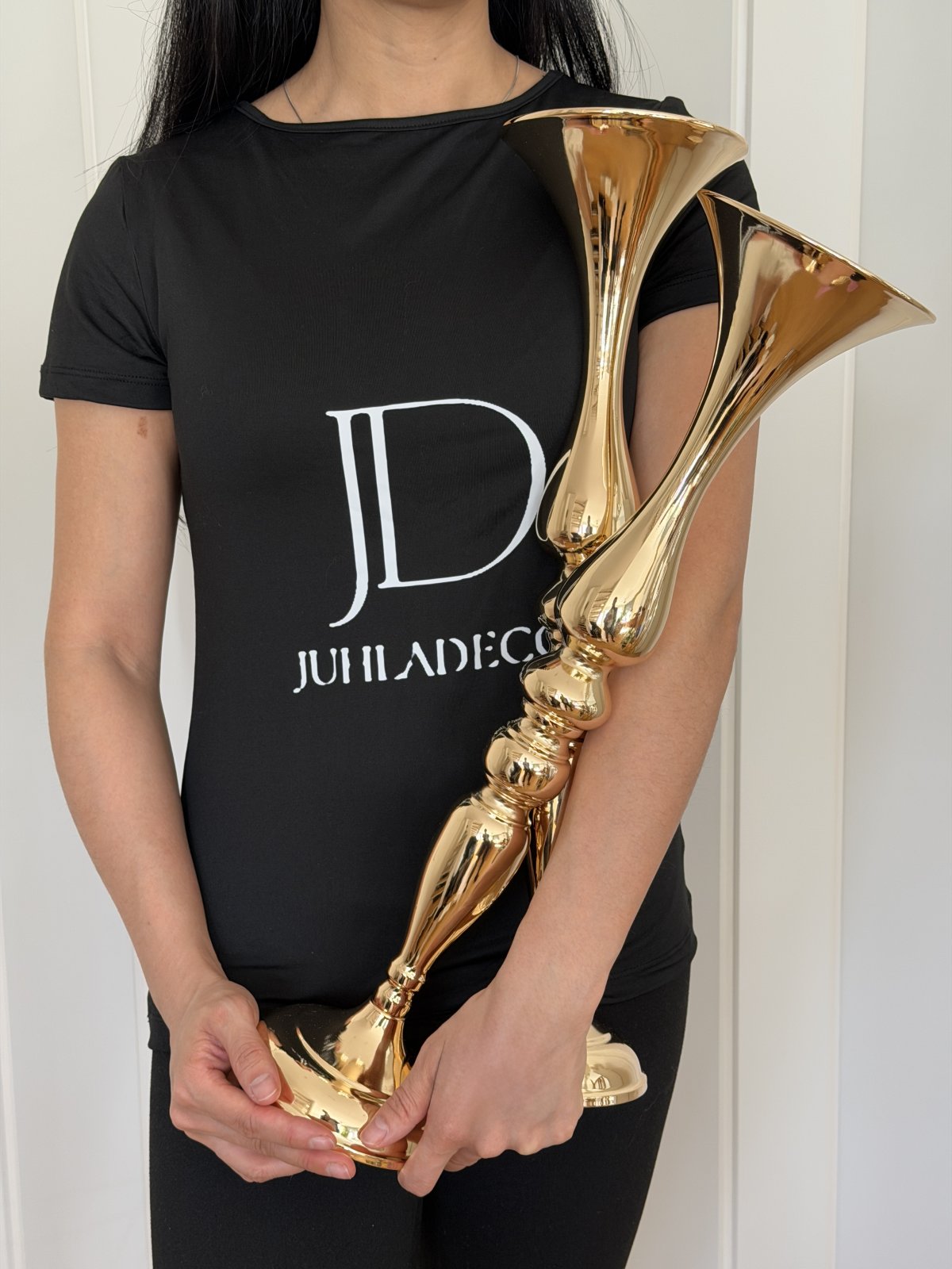 Kultainen maljakko jalalla 4