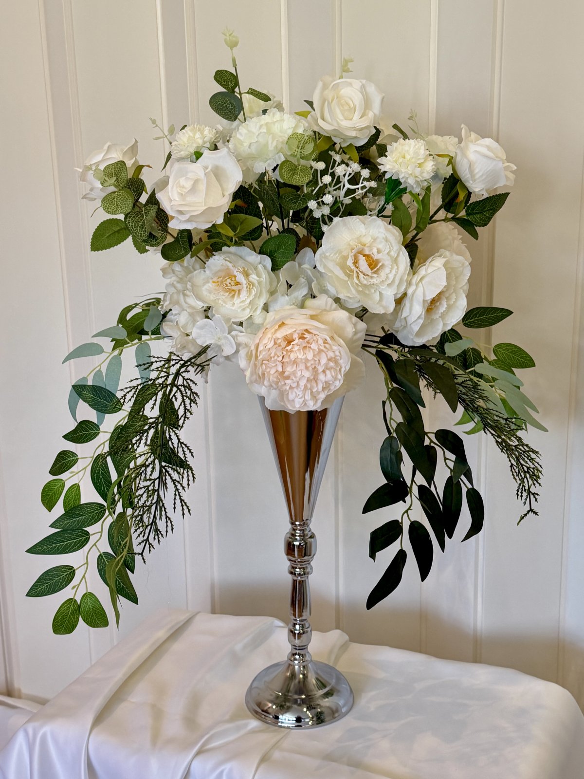 Hopeinen maljakko jalalla 2