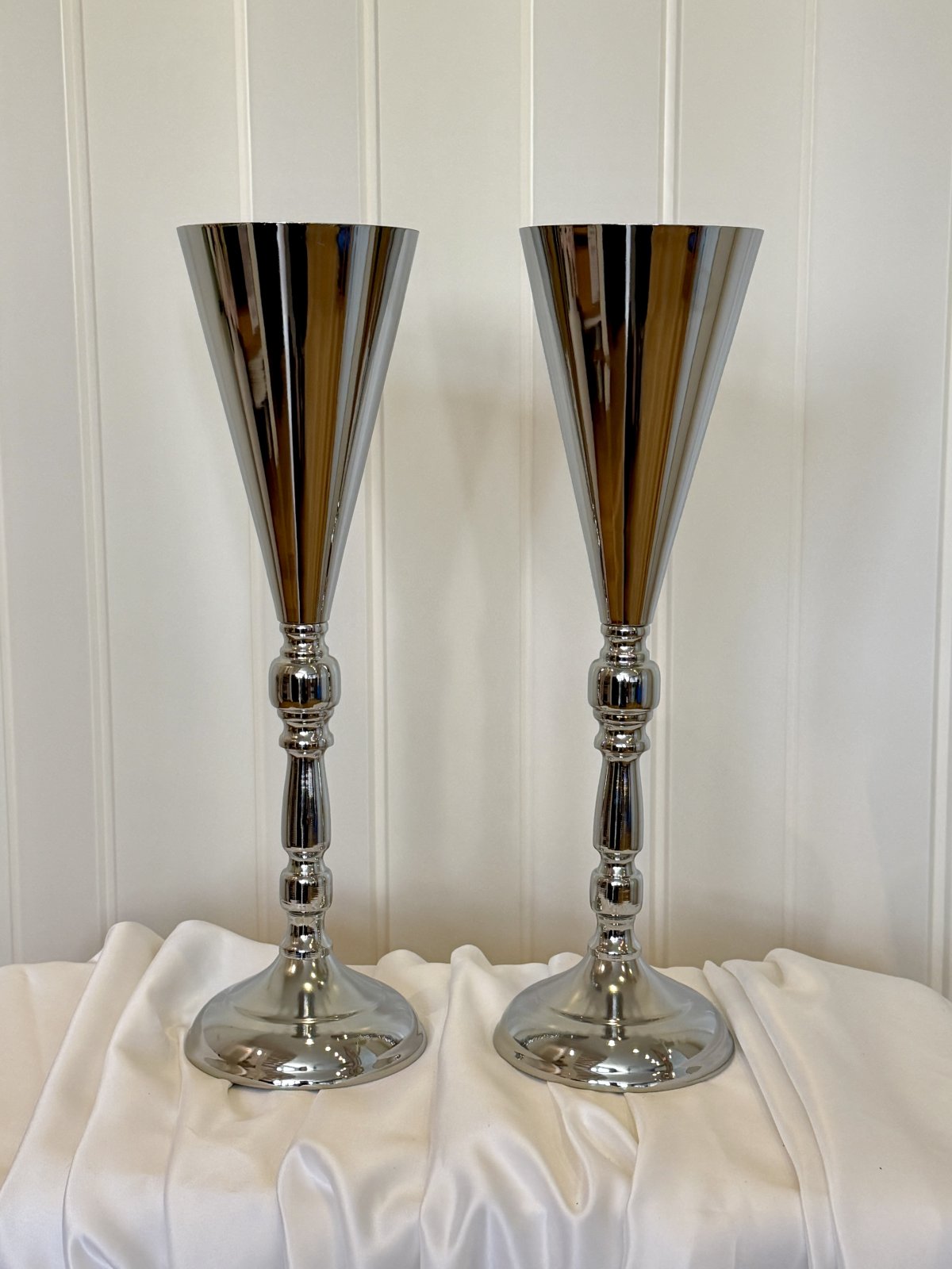 Hopeinen maljakko jalalla