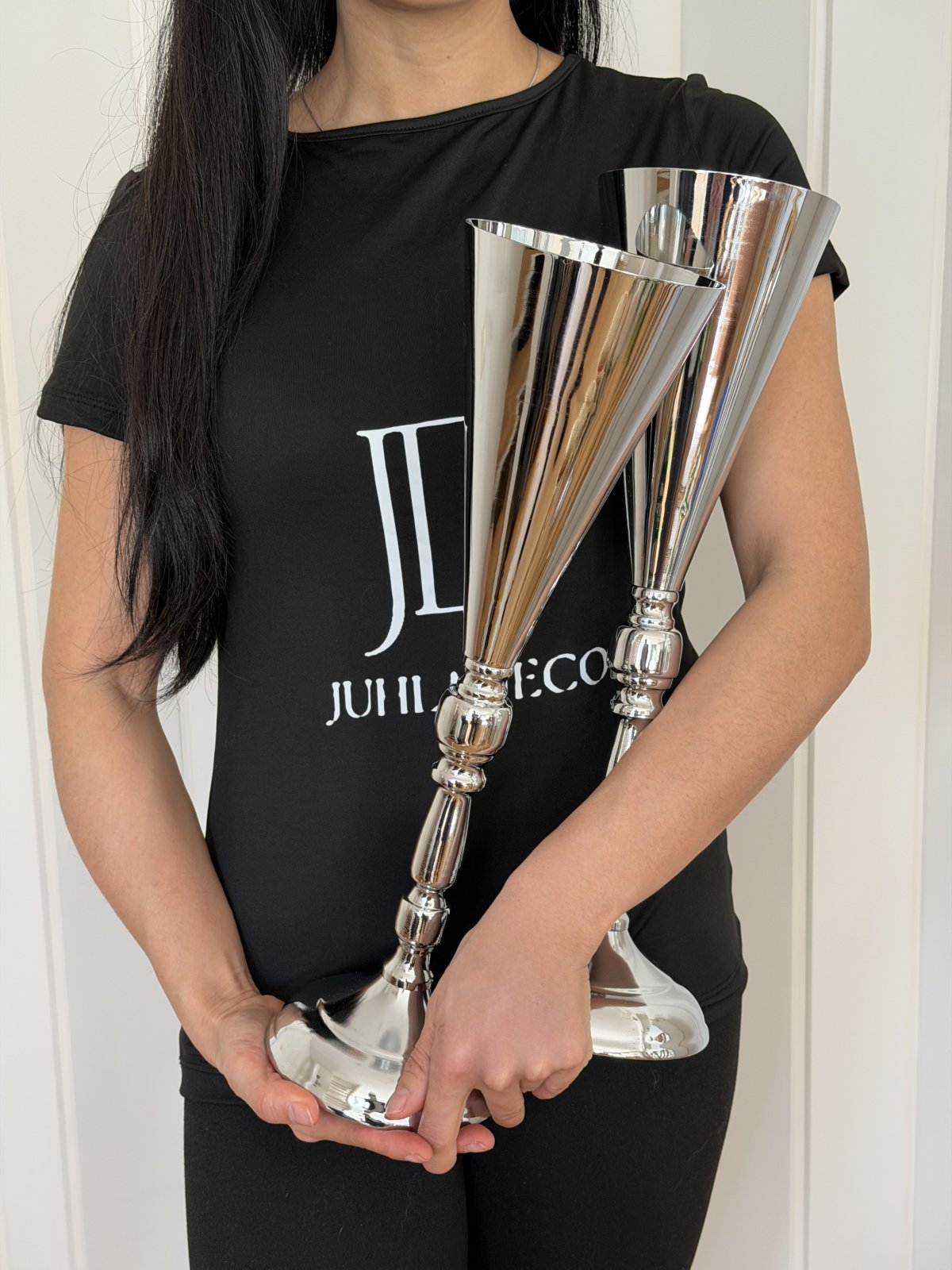 Hopeinen maljakko jalalla 3