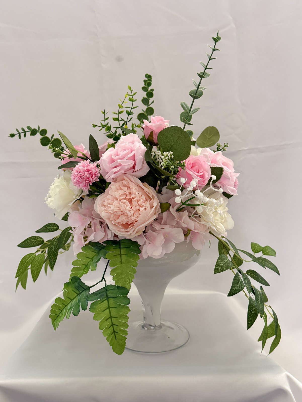 Vaaleanpunainen kukka-asetelma. 2