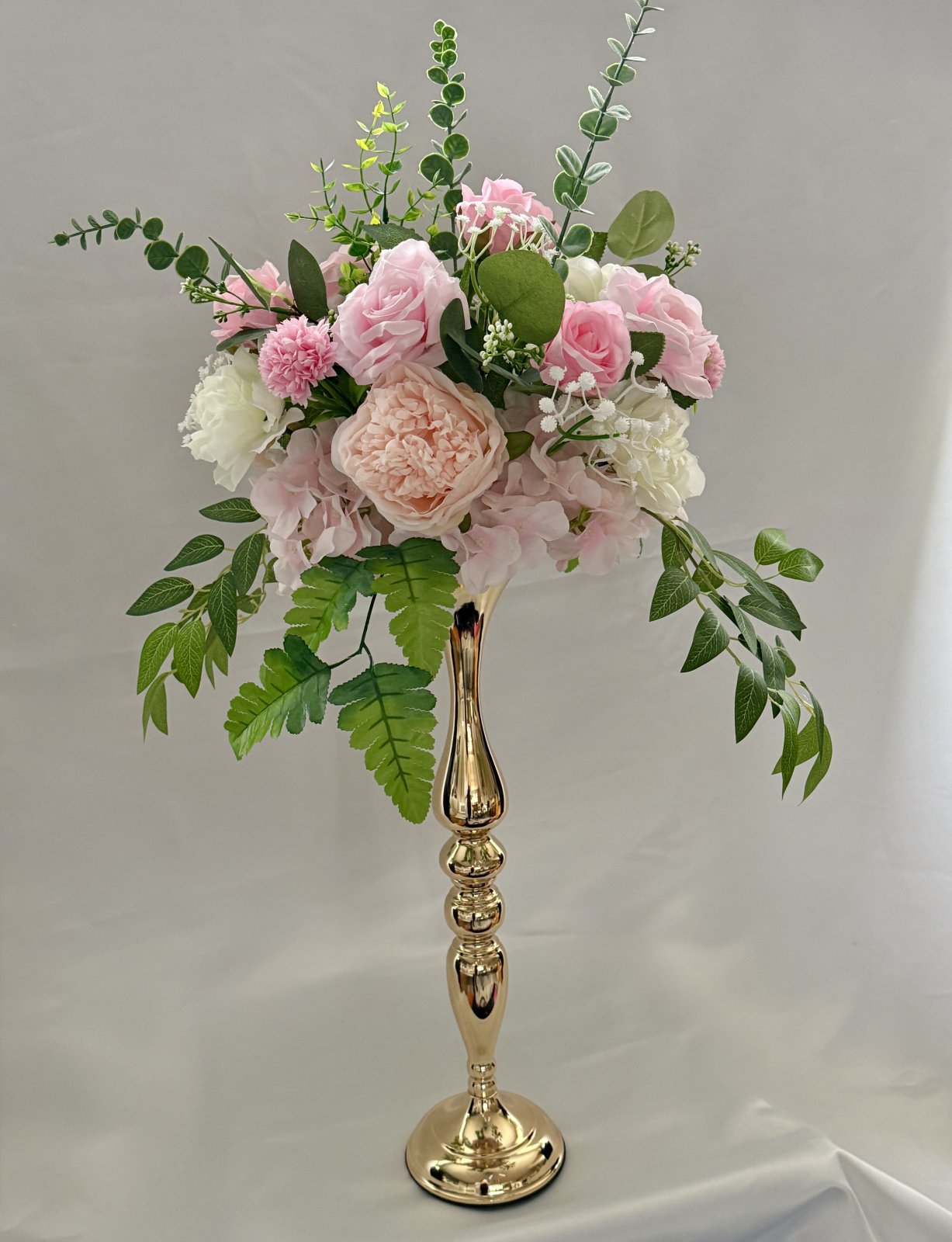 Vaaleanpunainen kukka-asetelma.