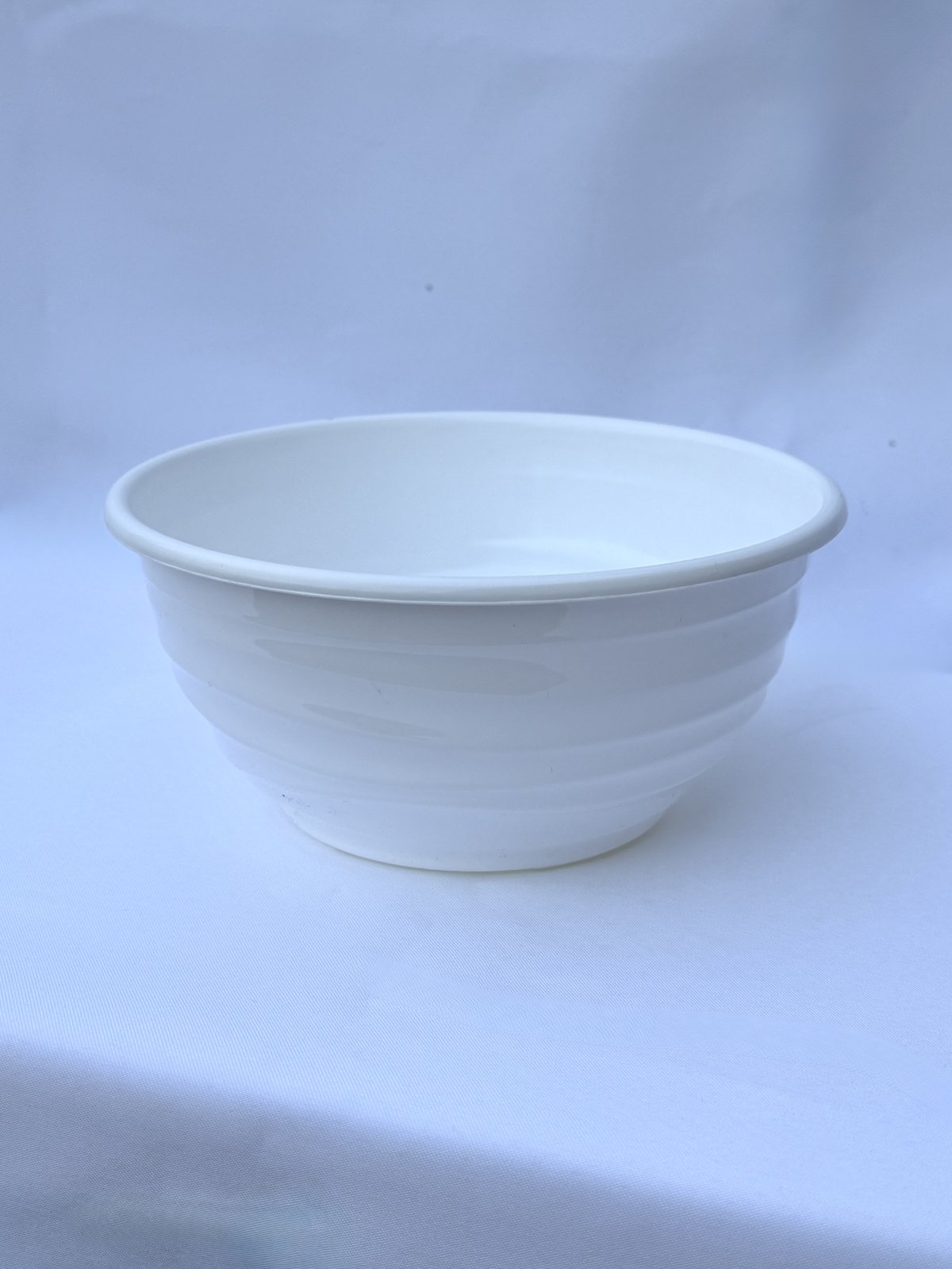 Valkoinen kukkaruukku