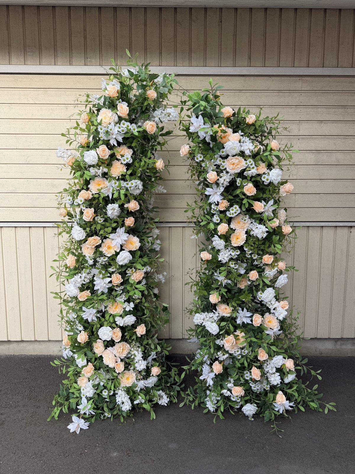 Shampanjan sävyinen kukkapylväs