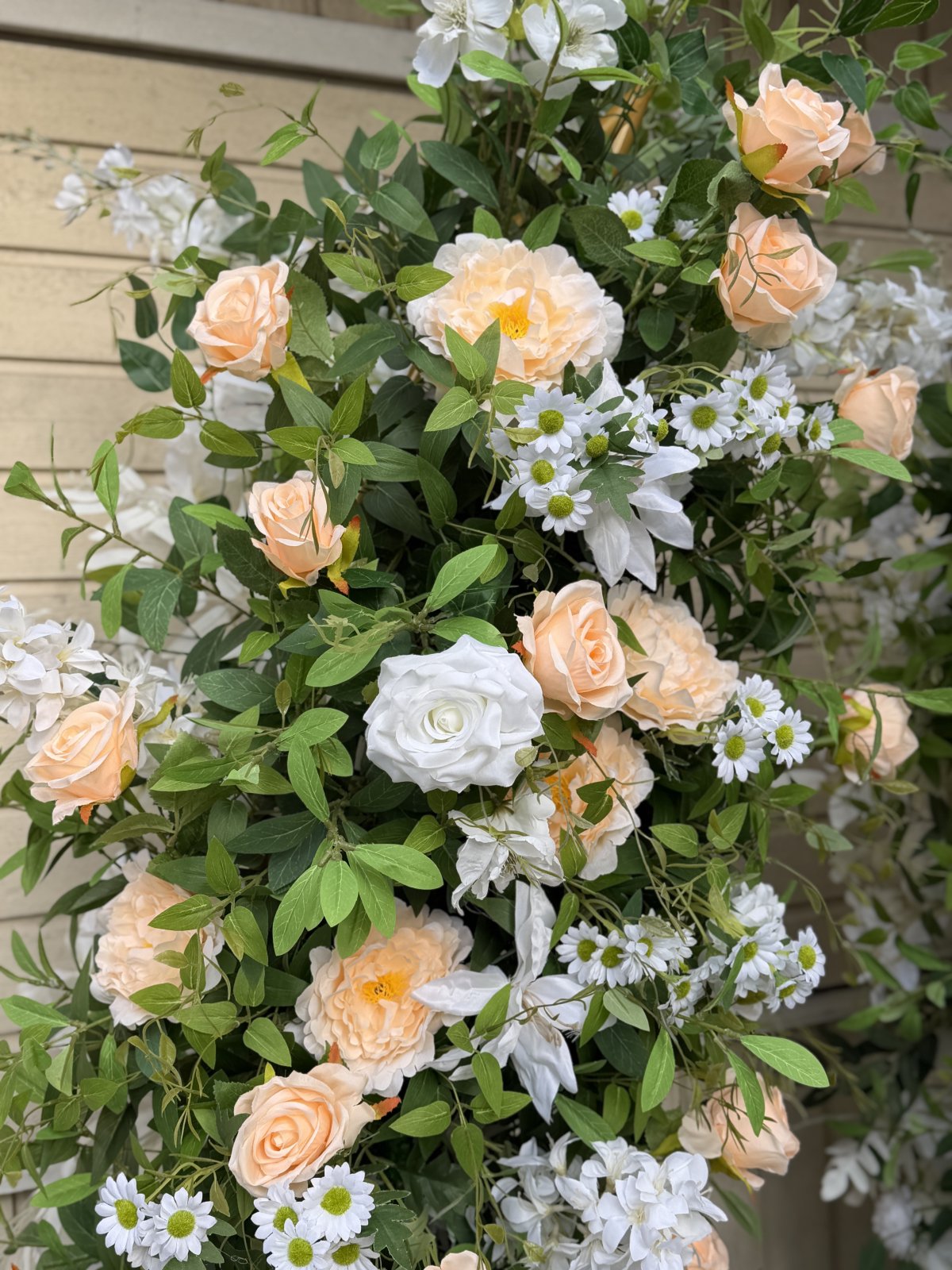 Shampanjan sävyinen kukkapylväs 3