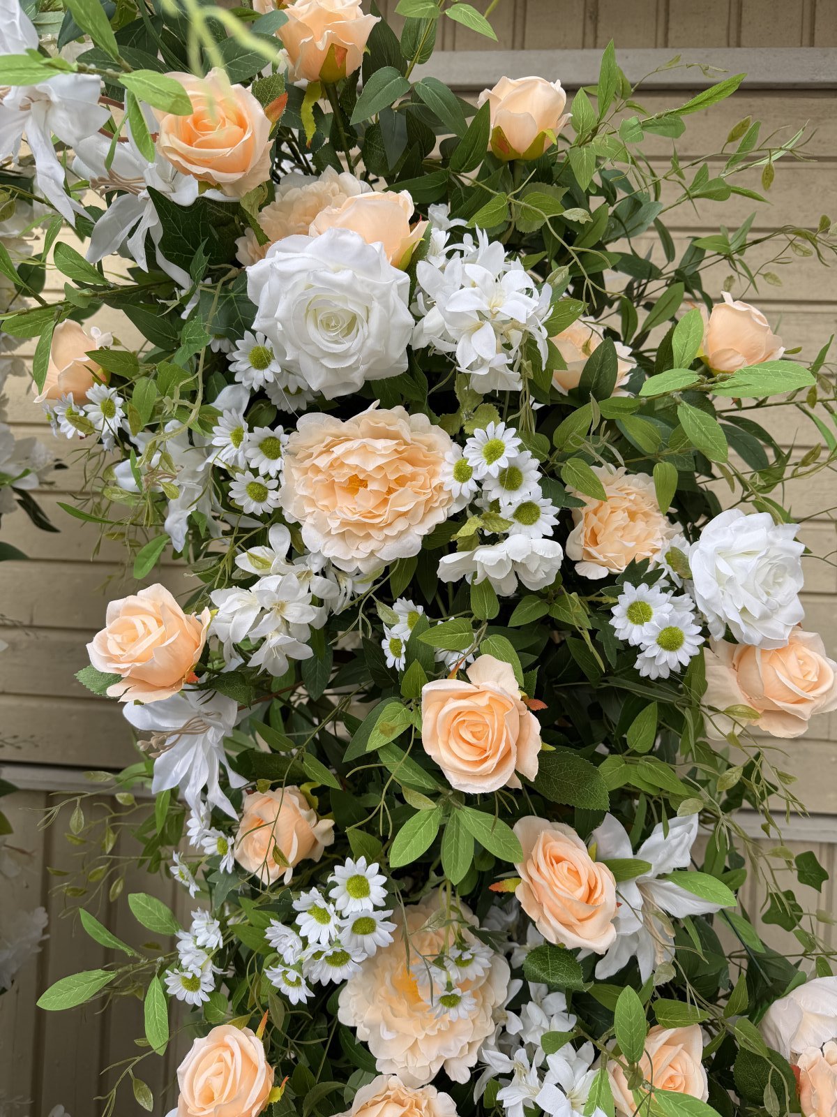 Shampanjan sävyinen kukkapylväs 4