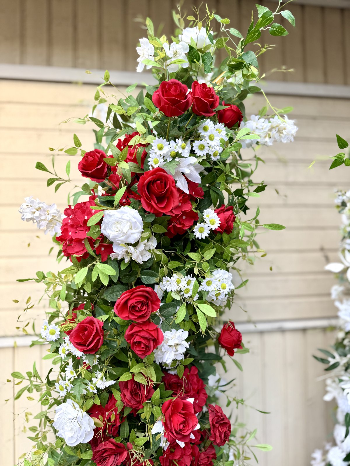 Punavalkoinen kukkapylväs 2