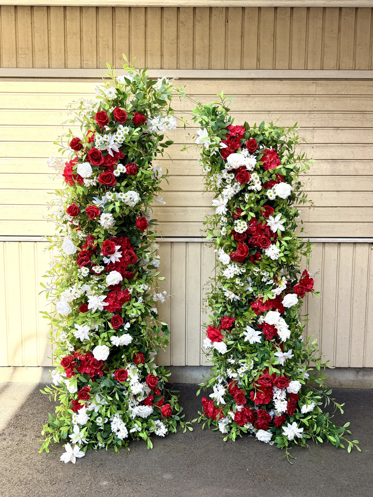 Punavalkoinen kukkapylväs