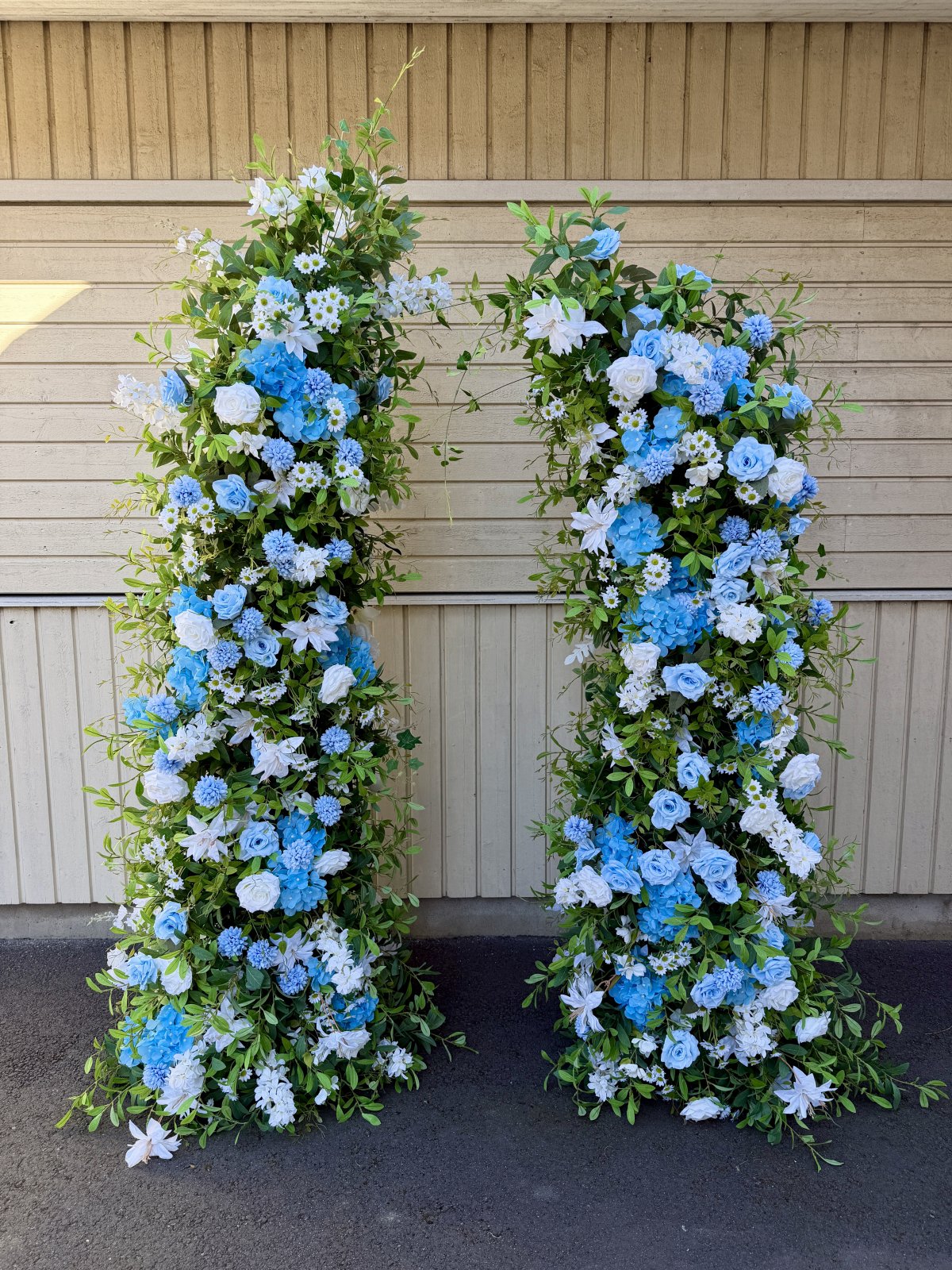 Sinivalkoinen kukkapylväs