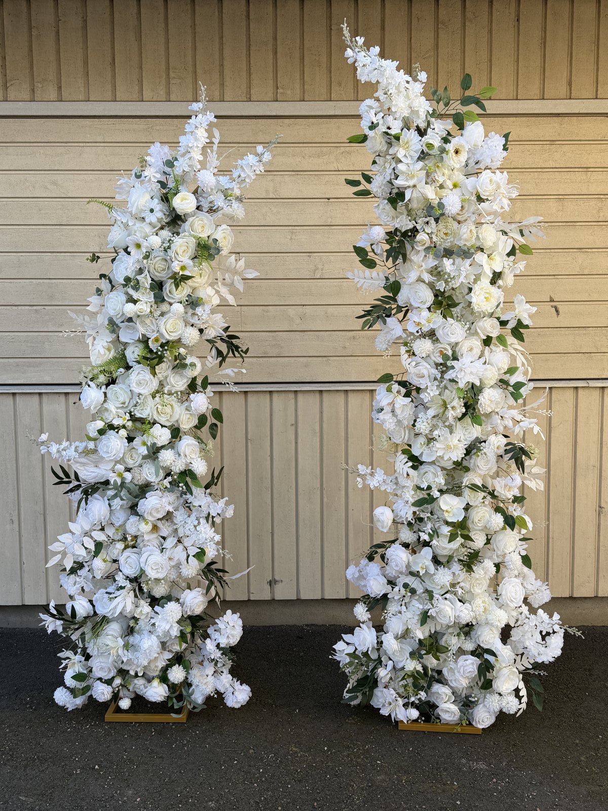 Valkoinen kukkapylväs