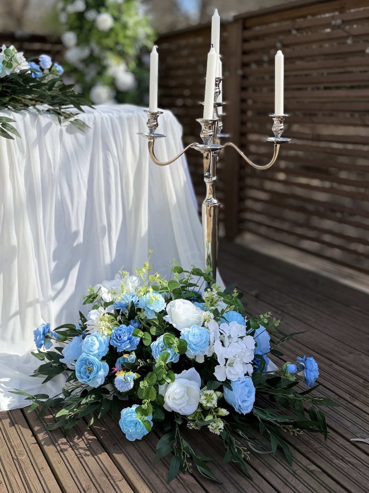 Sinivalkoinen kukka-asetelma