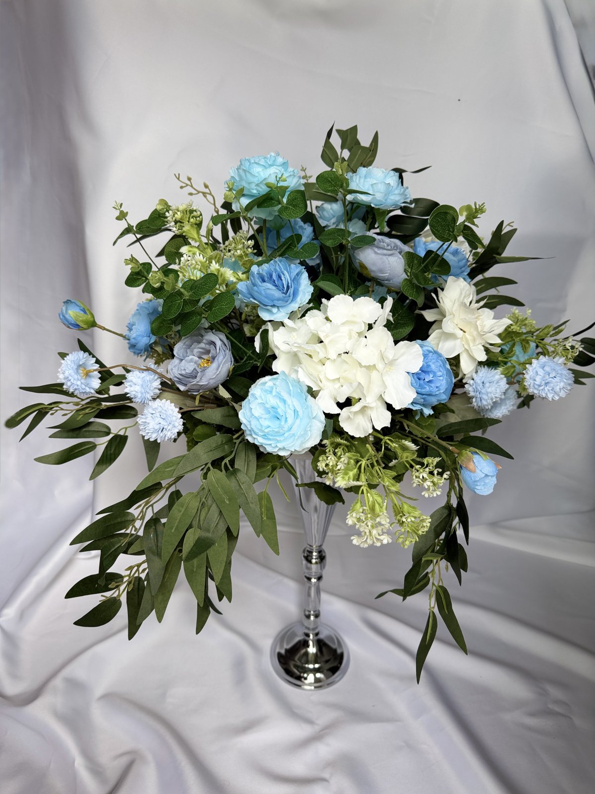 Sinivalkoinen kukka-asetelma