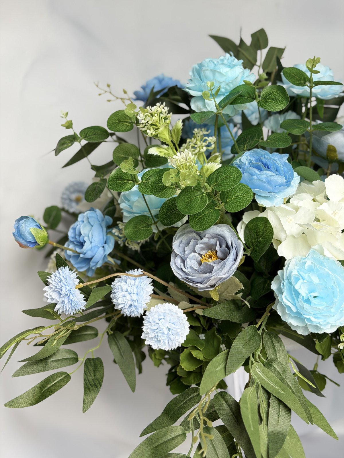 Sinivalkoinen kukka-asetelma 2