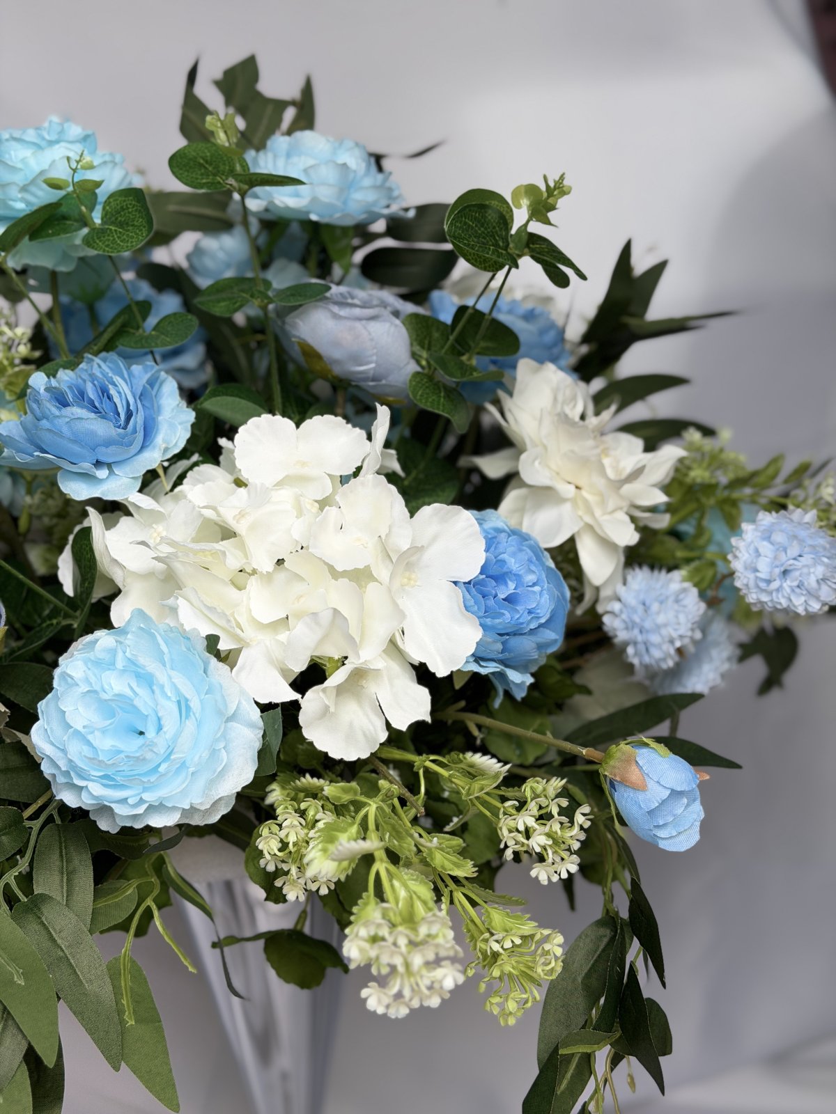 Sinivalkoinen kukka-asetelma 3