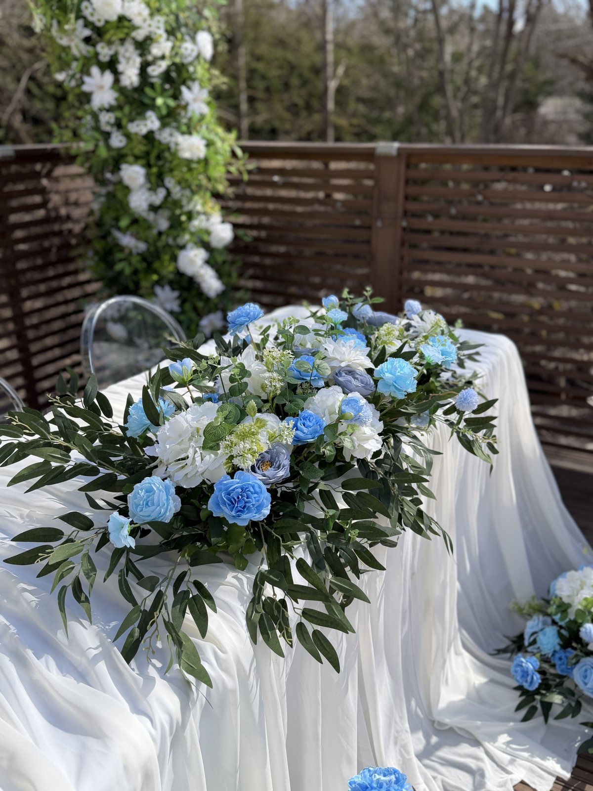 Sinivalkoinen kukka-asetelma 2