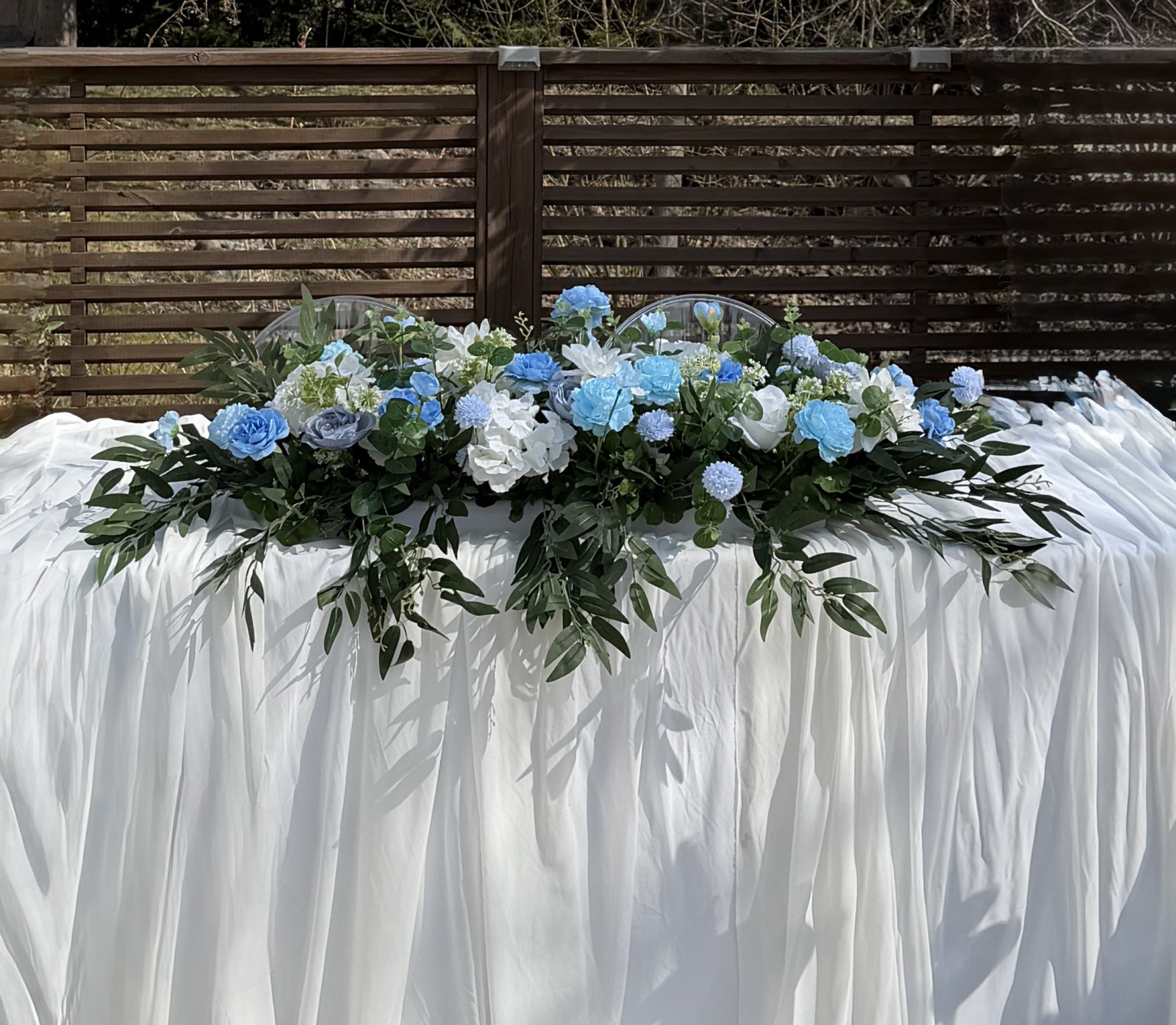 Sinivalkoinen kukka-asetelma