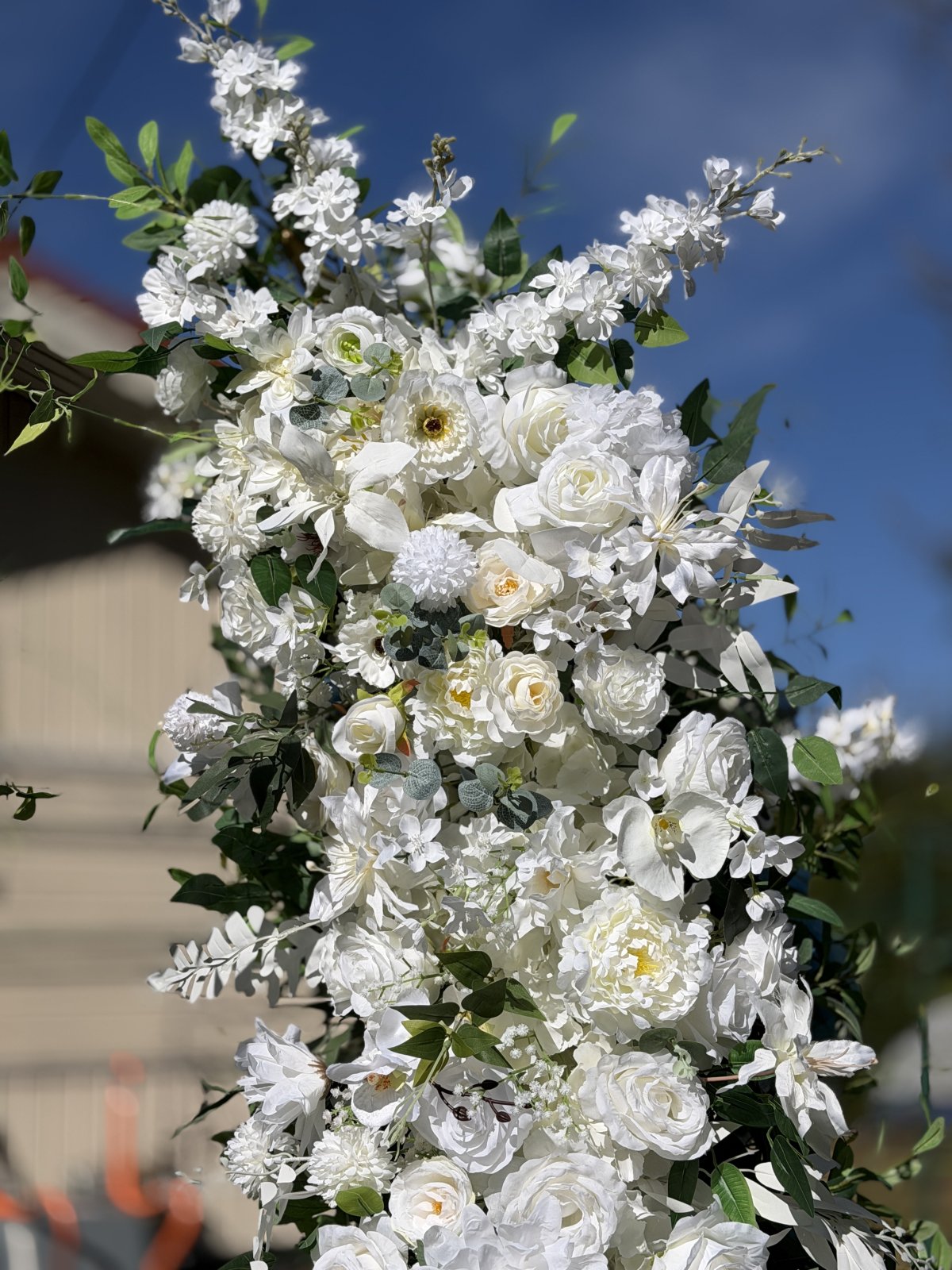 Valkoinen kukkapylväs 4