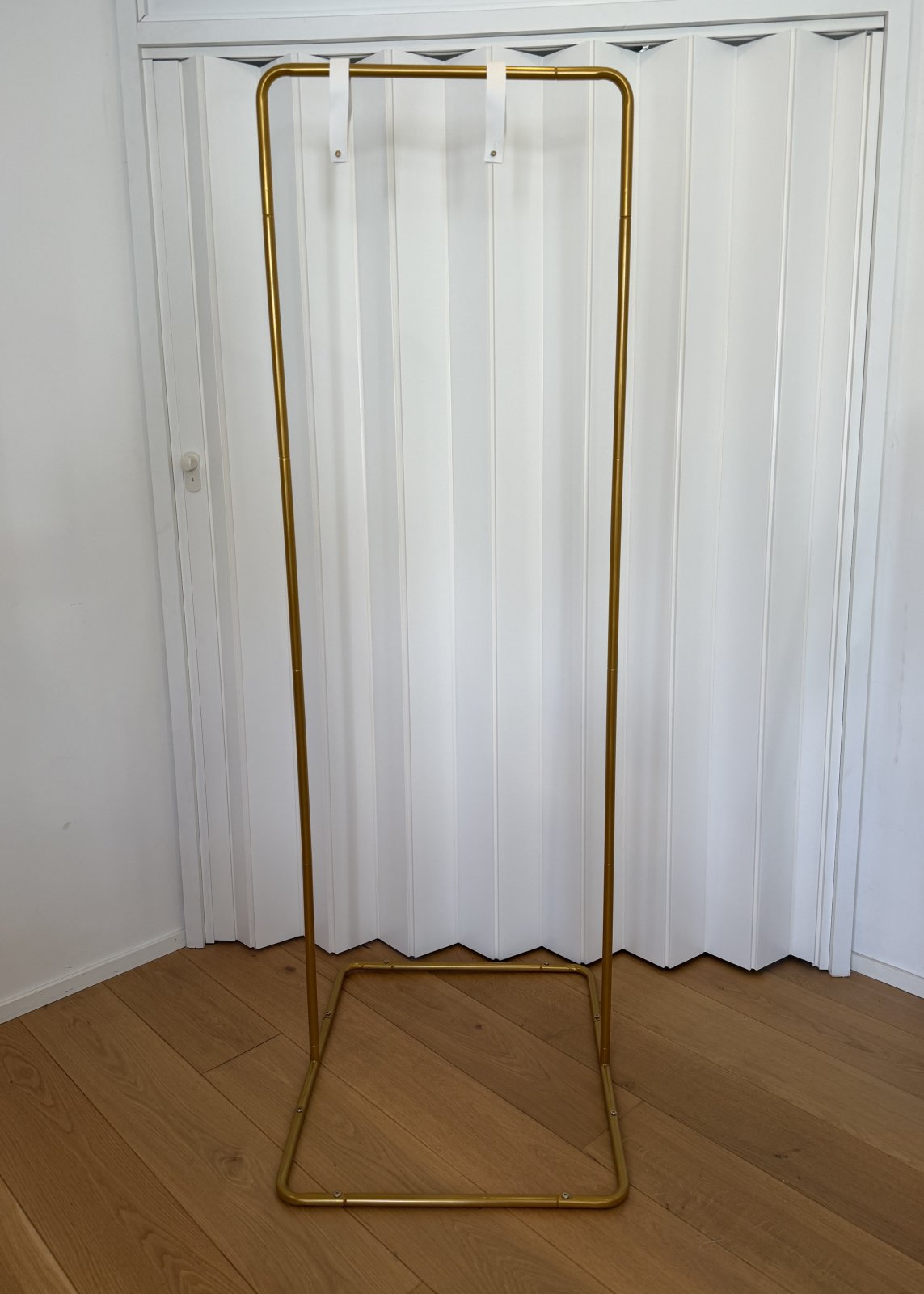 Kultainen kylttiteline säädettävä korkeus